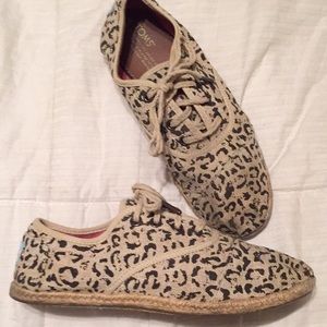 Toms animal print lace up shoes